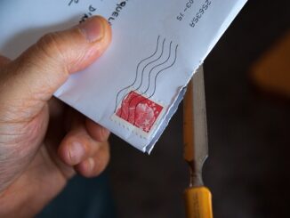Brief in der Hand