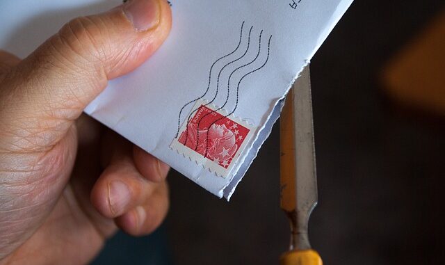 Brief in der Hand