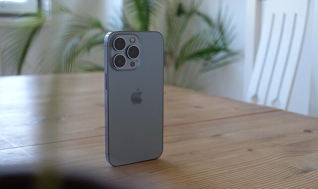 iPhone auf Tisch