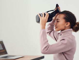 Frau setzt VR Brille auf