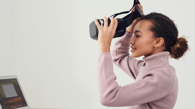 Frau setzt VR Brille auf