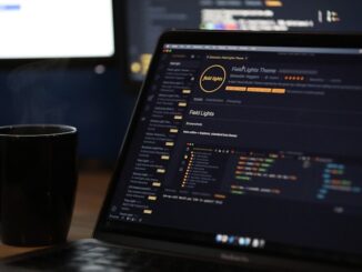 Tasse mit Code im HIntergrund