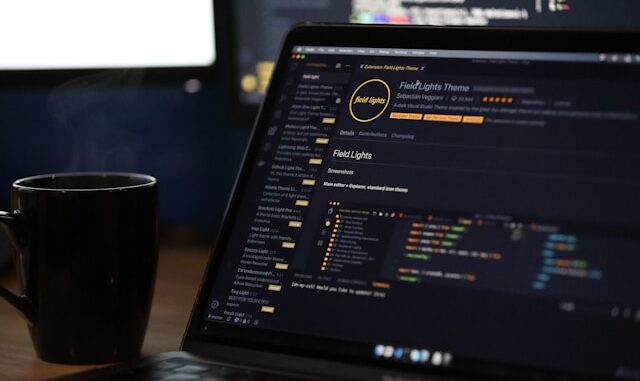 Tasse mit Code im HIntergrund