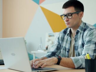 Man mit Brille am PC