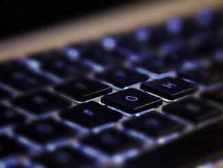 Tastatur leuchtet Blau