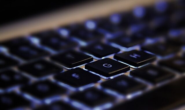 Tastatur leuchtet Blau